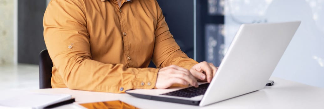 un homme qui utilise sont ordinateur