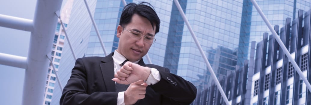 Un homme qui regarde sa montre