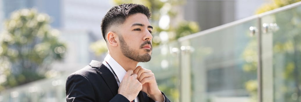 Un homme touche sa cravate