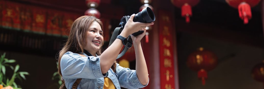 Une jeune femme qui prend des photos