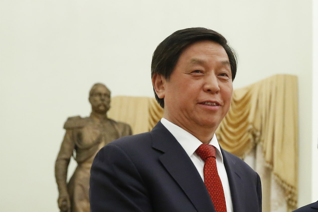 Russian President Vladimir Putin (R) shakes hands with Li Zhanshu, Director of the General Office of the Central Committee of the Communist Party of China, during a meeting at the Kremlin in Moscow, Russia, April 26, 2017. REUTERS/Maxim Shemetov - UP1ED4Q14B53V