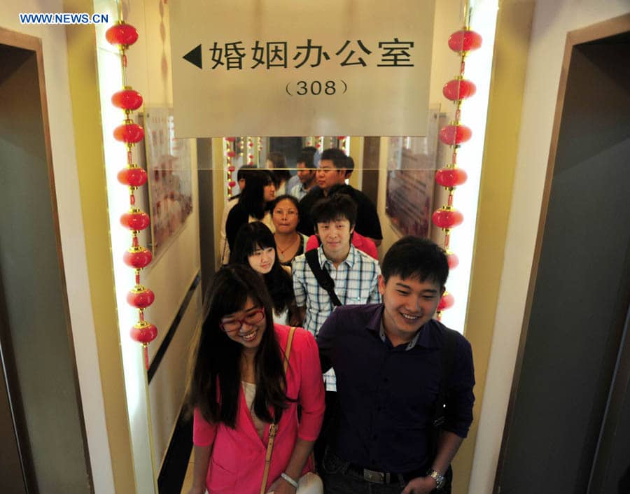 (140520) -- TIANJIN, May 20, 2014 (Xinhua) -- Lovers register for marriage at a marriage registry in Tianjin, north China, May 20, 2014. Many couples chose to register for marriage on May 20 as the sound "520" is homophonic for "I Love You" in Chinese. (Xinhua) (lfj)