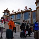 voyageurs chinois devant gare