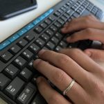 mains sur clavier