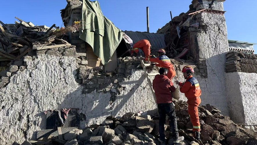 epa11810757 Rescuers work in an earthquake-affected area in Changsuo Township of Dingri in Xigaze, southwest China's Xizang Autonomous Region, 07 January 2025. Thirty-two people have been confirmed dead and 38 injured during the 6.8-magnitude earthquake that jolted Dingri County in the city of Xigaze in Xizang Autonomous Region at 9:05 a.m. (Beijing Time) on January 7, according to regional disaster relief headquarters.  EPA/XINHUA / Jigme Dorje CHINA OUT / UK AND IRELAND OUT  /       MANDATORY CREDIT EDITORIAL USE ONLY (MaxPPP TagID: epaliveseven972771.jpg) [Photo via MaxPPP]