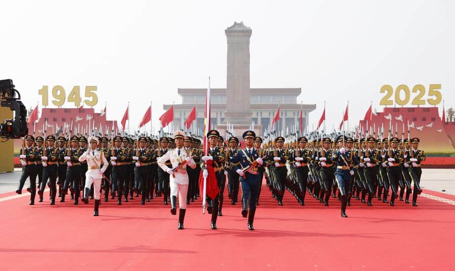 (250903) -- BEIJING, Sept. 3, 2025 (Xinhua) -- Honor guards escort the Chinese national flag for a flag-raising ceremony during a grand gathering to commemorate the 80th anniversary of the victory in the Chinese People's War of Resistance against Japanese Aggression and the World Anti-Fascist War in Beijing, capital of China, Sept. 3, 2025. (Xinhua/Fei Maohua)