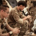 Photo de plusieurs hommes en tenu militaire