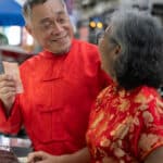 Un couple dans un marché