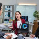 Un groupe de personne travail dans un bureau
