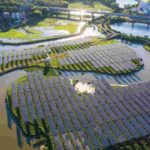 Photo d'un paysage chinois avec des panneaux solaires