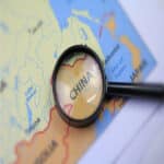 Photo de la carte de la Chine vue avec une loupe