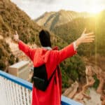 Une femme en Chine qui ouvre les bras en direction du paysage