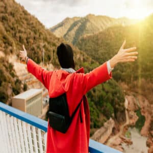 Une femme en Chine qui ouvre les bras en direction du paysage