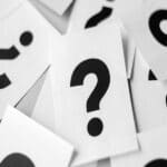 Point d'interrogation sur des feuilles blanches