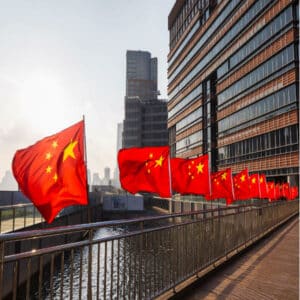Photo de plusieurs drapeaux chinois sur un pont