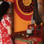 Jeune femme prie à un hôtel