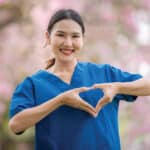 Jeune femme souriante