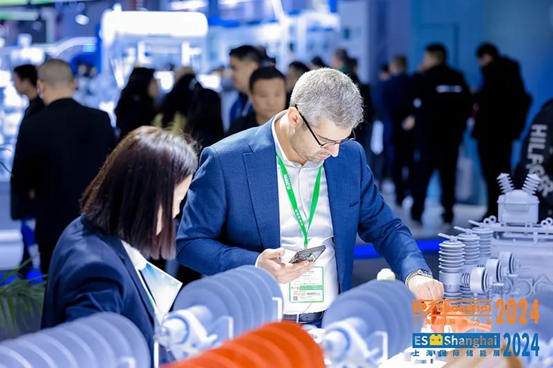 Un homme qui essaye des nouvelles technologies