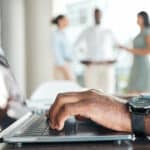 Un homme qui écrit avec son ordinateur