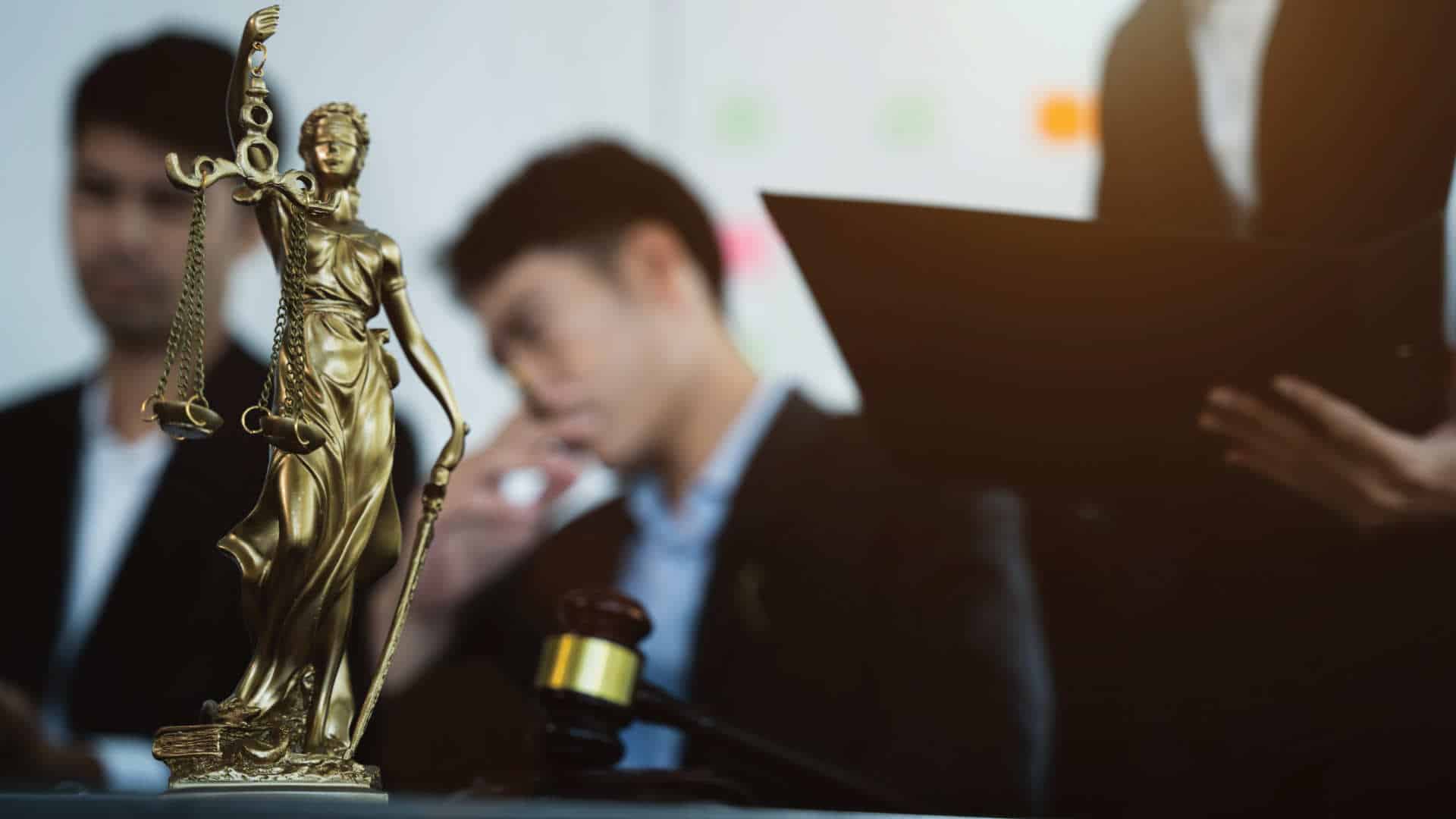 Un homme qui fais du droit pénal