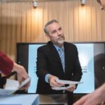 Des hommes d'affaires qui parlent entre eux