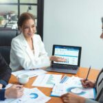 Plusieurs personne discute