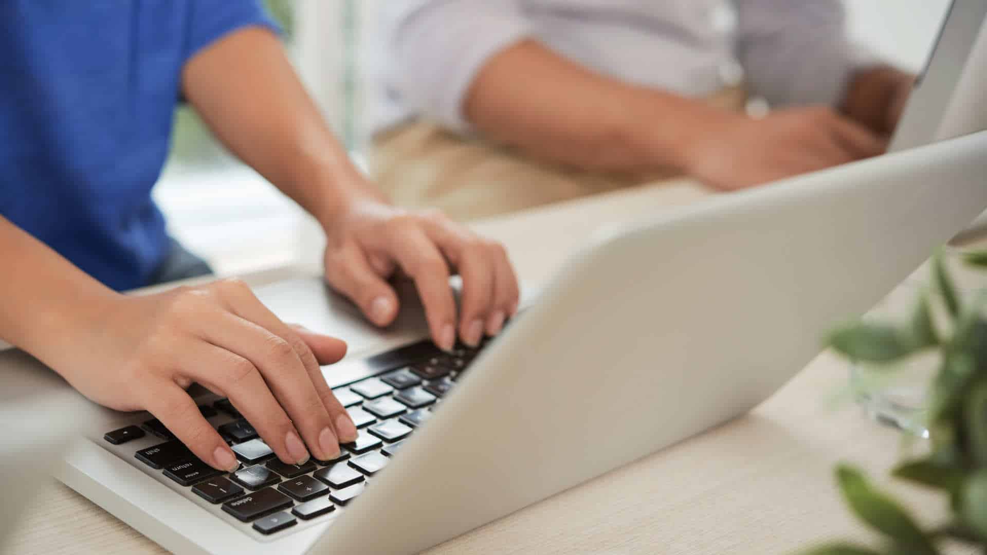Une femme qui écrit sur son pc