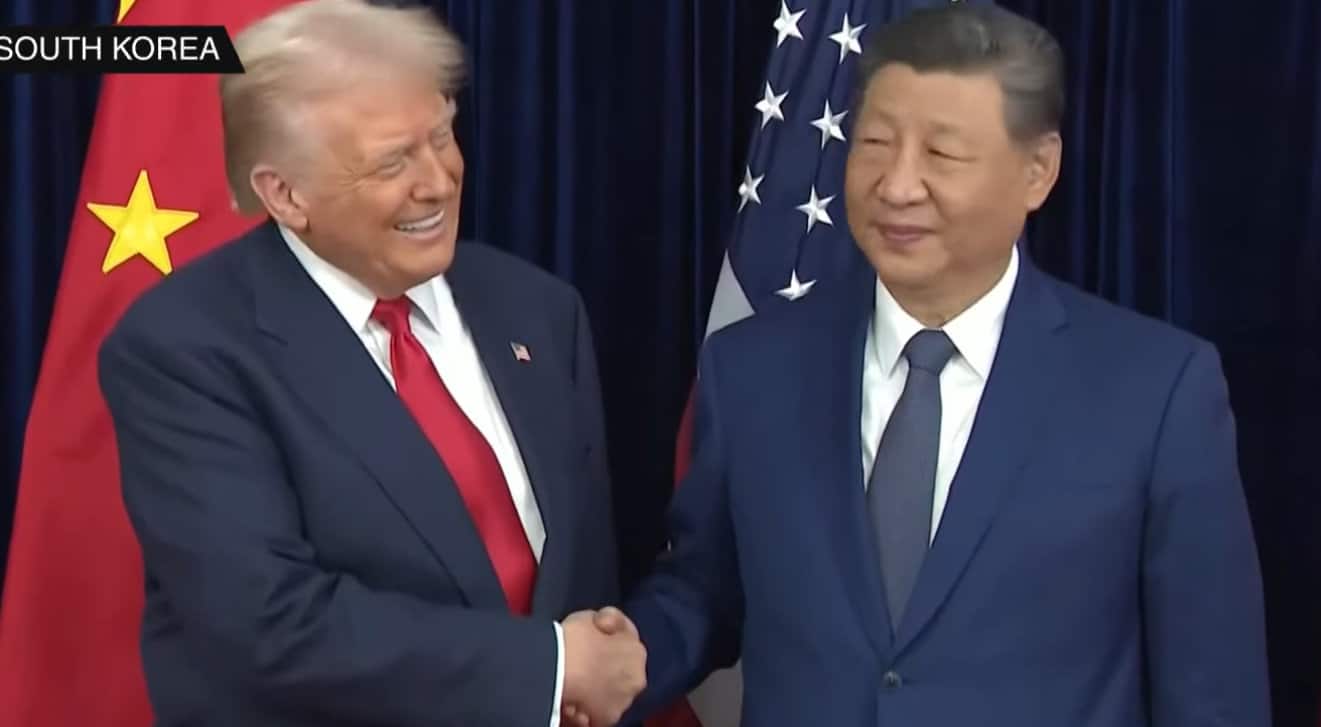 Deux présidents se serrent la main.